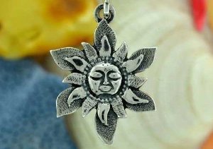 Simbol sonca je majhen amulet za srečo