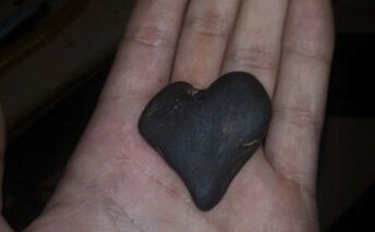 kamen v obliki srca kot talisman sreče