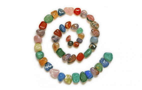 DIY amulet za srečo iz barvnih kamnov