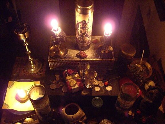 amulet goreče sveče in kovanci za srečo
